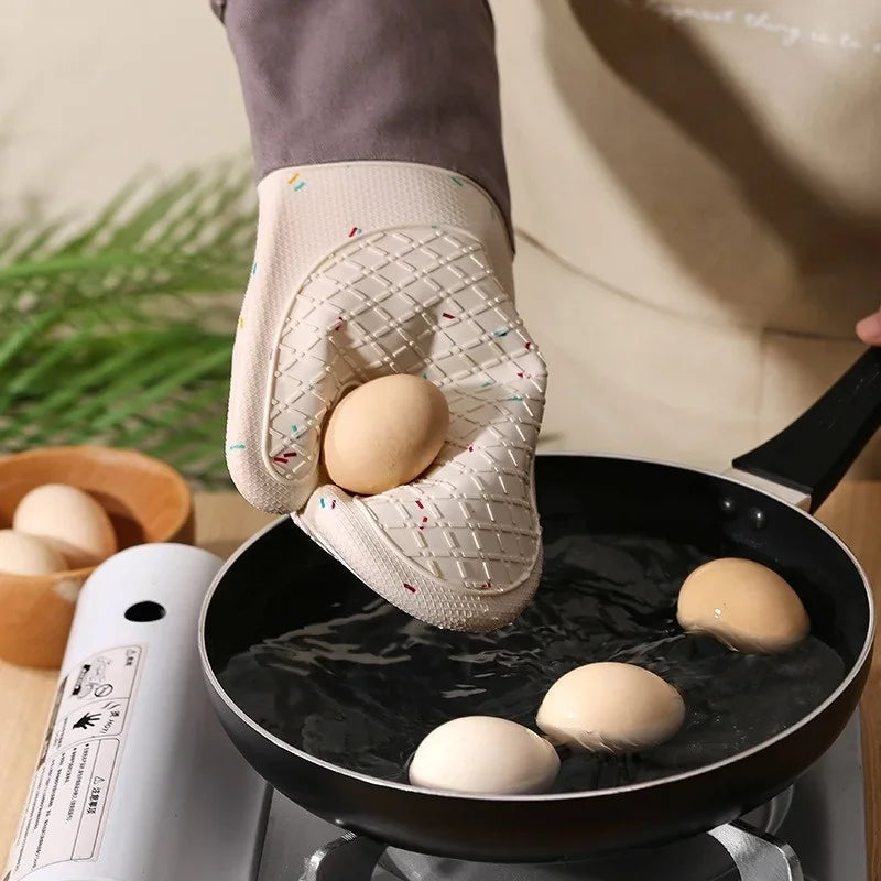 Axyaa Silicone Oven Glove: Heat-resistant, Flexible, Stylish Microwave Baking Accessory