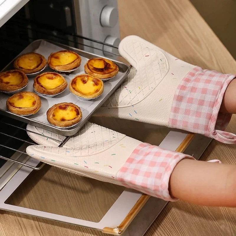 Axyaa Silicone Oven Glove: Heat-resistant, Flexible, Stylish Microwave Baking Accessory